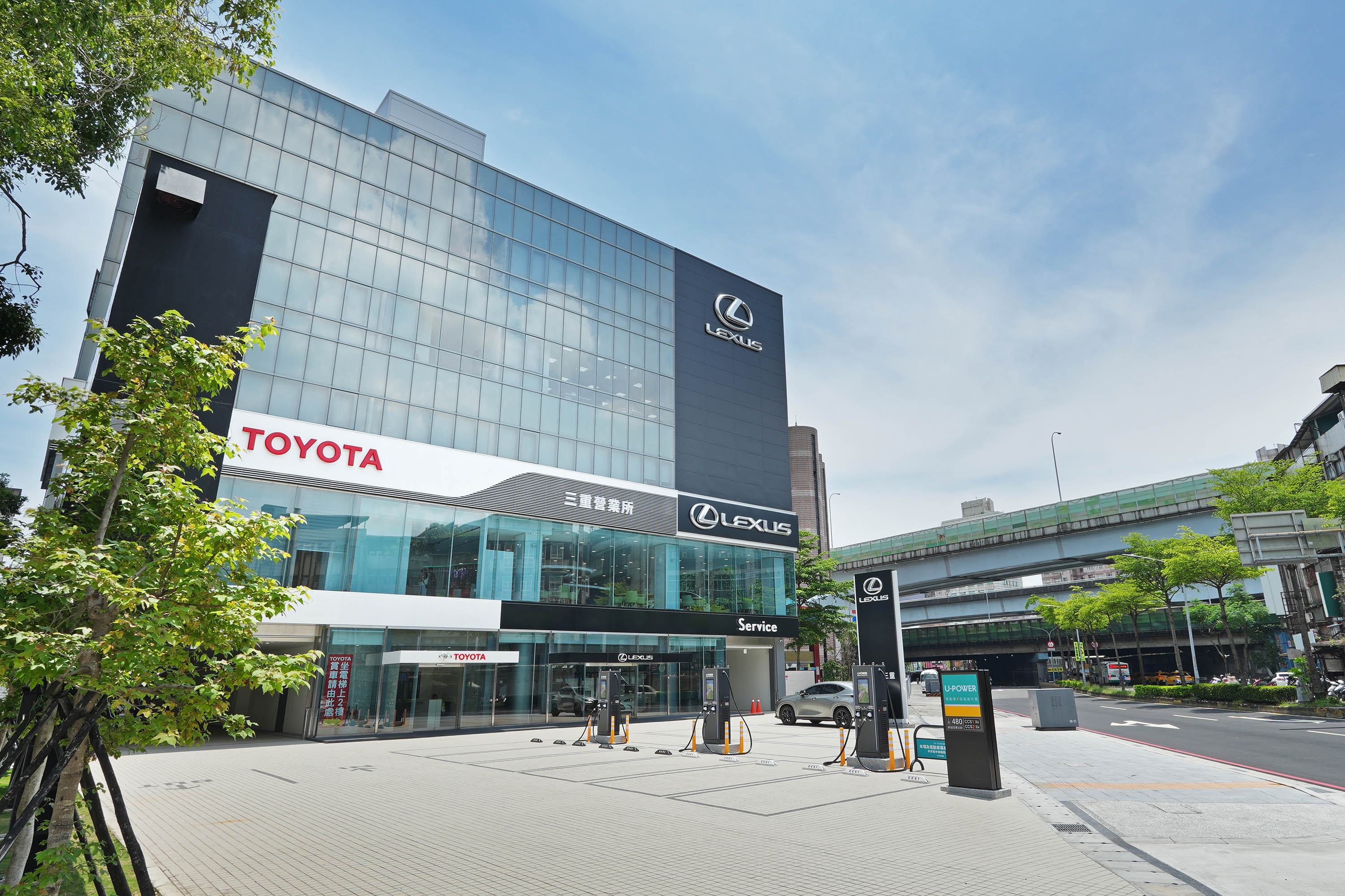 圖1_U-POWER 三重三和站採用全新設站模式，站點位於國都汽車LEXUS與TOYOTA複合旗艦展示中心前方，為U-POWER首座與車廠旗艦展示中心結合的超高速充電站